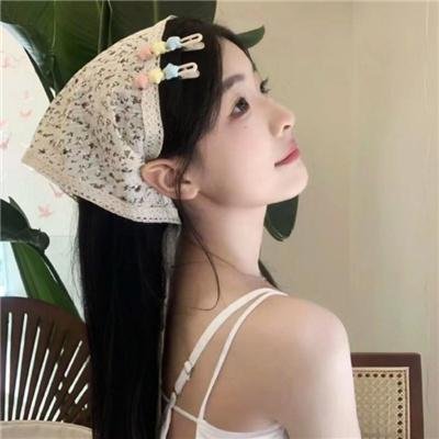 照片中的女孩